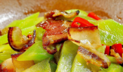 臘肉炒萵筍，河蝦炒韭苔，餐桌上最受歡迎的下酒菜，香辣美味爽口