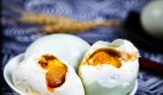 腌咸鴨蛋，學會這個簡單方法，7天就能吃，個個起沙流油