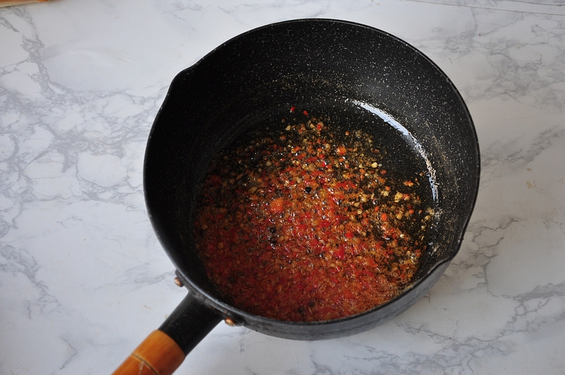 别再做金针菇蒸虾了，同样时间和做法，烤一烤，水分更少味道更香