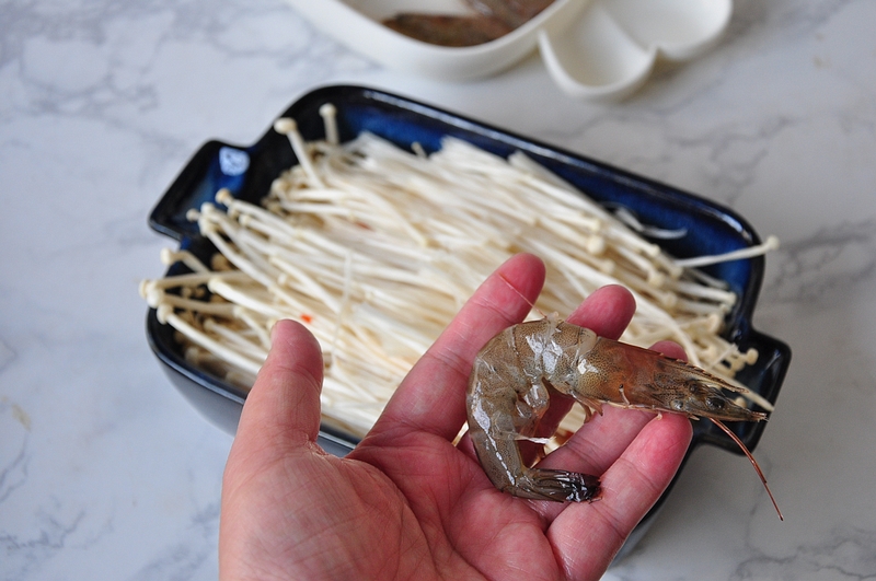 别再做金针菇蒸虾了，同样时间和做法，烤一烤，水分更少味道更香