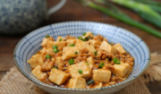 豆腐這做法實在費米飯，嫩滑入味營養豐富，兩塊錢買一塊夠全家吃