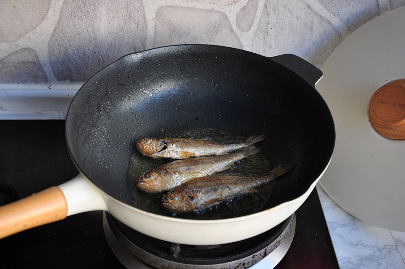 小黄鱼别再只油炸了，加个鸡蛋煎一煎，不仅用油少，还好吃好看