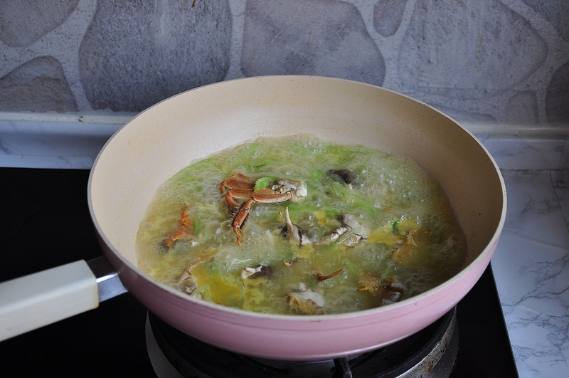 螃蟹还可以这样做，简单省事，适合天冷时吃喝的一锅暖身汤菜