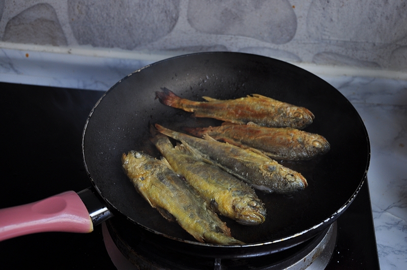 不用去腥不放盐，只需简单调味就能让小黄鱼充分入味，鲜香好吃