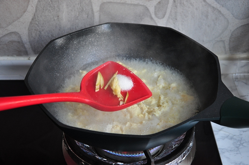 冬季一碗简单至极的鸡蛋汤，配面条配米饭都是又鲜又香，特省事