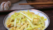 韭黃最經典的吃法，簡單一炒，鮮香美味，是道不錯的下飯菜