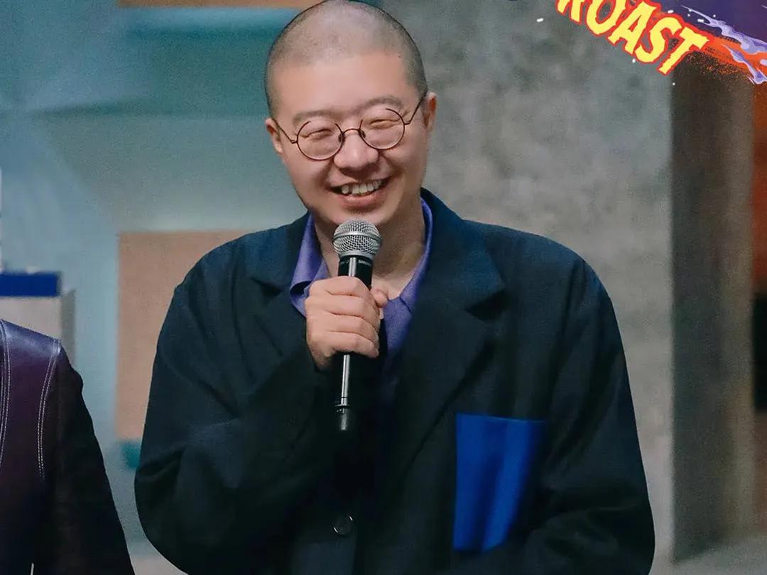 李诞的《吐槽大会》因提词器翻车,王自健《今晚》之后
