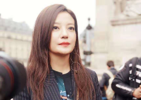 赵薇导演忒霸气,穿西装耳朵挂3铜圈干练潇洒,女强人范十足.花边娱乐-时尚资讯,时尚人物