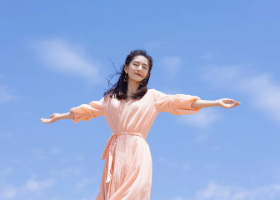 39岁谢娜放飞自我了,穿“睡衣”裙纵情飞奔,身姿矫健不输张杰.花边娱乐-时尚资讯,时尚人物