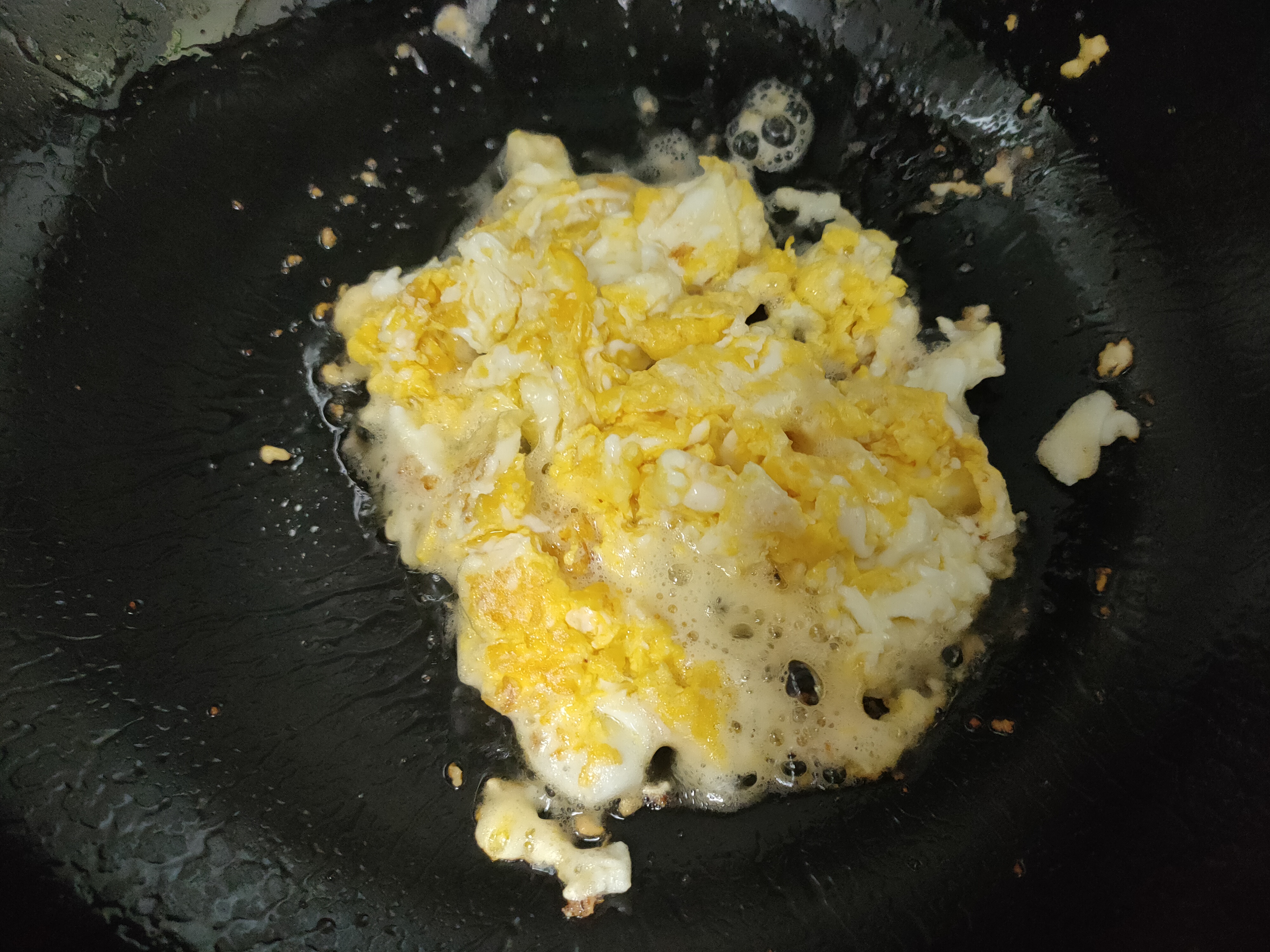 炒雞蛋時，多加2味，雞蛋松散軟嫩，不硬更好吃