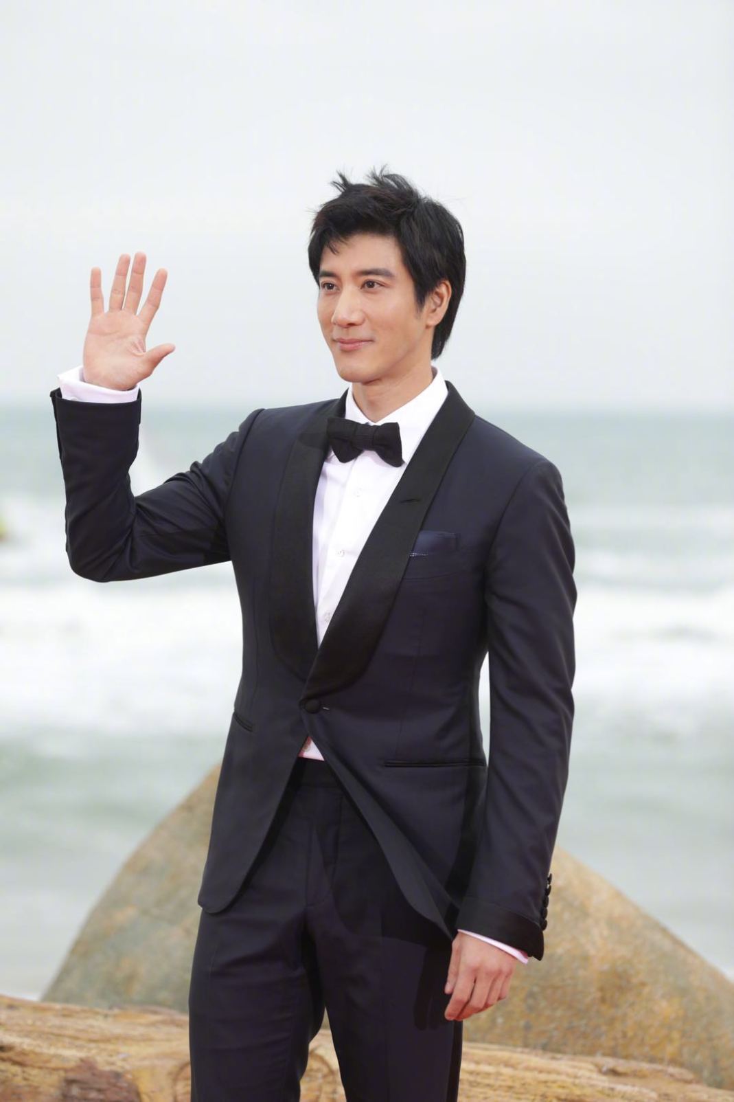 王力宏现身海南岛节 唱响《星光》温暖人心