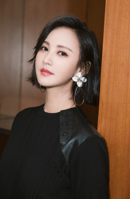 张歆艺抓拍儿子摔倒 竟成"翻车现场"萌态十足