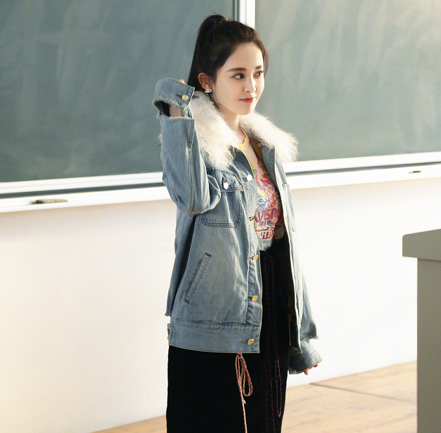 古力娜扎再现学生造型,大学生活青春洋溢,令人向往