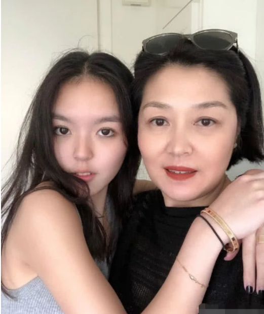 李咏离开快一年,妻子哈文仍未走出阴霾?转发语录激励自己往前走