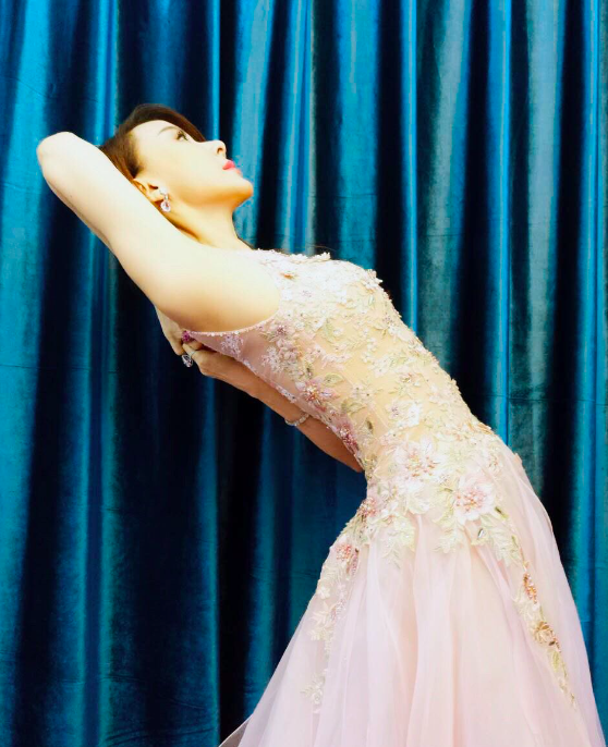 萧蔷微博晒自拍,拍照姿势性感妩媚太撩人,焦恩俊的回复开了车