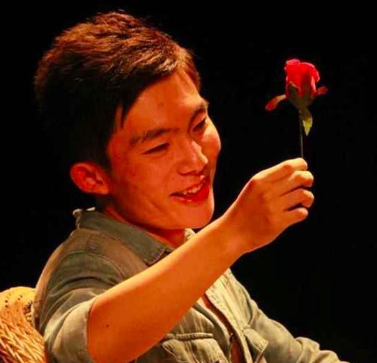 还记得小尔杰吗,如今的他也太帅了吧,一看便是成功人士!