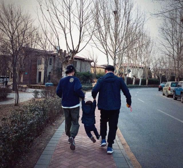 黄磊和孙莉分工明确，一个晒女儿一个晒儿子，黄多多身材十分健美