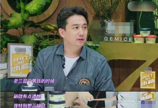 黄磊和孙莉分工明确，一个晒女儿一个晒儿子，黄多多身材十分健美