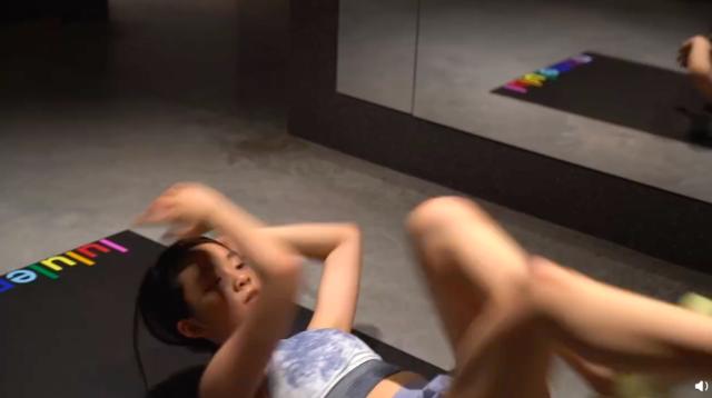 黄磊和孙莉分工明确，一个晒女儿一个晒儿子，黄多多身材十分健美