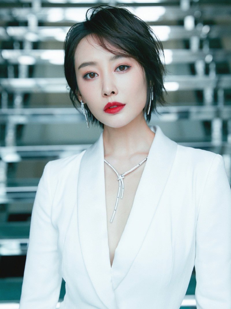 李纯真是天生媚骨,一袭西装礼服领口大开太大胆,这身材太惹眼