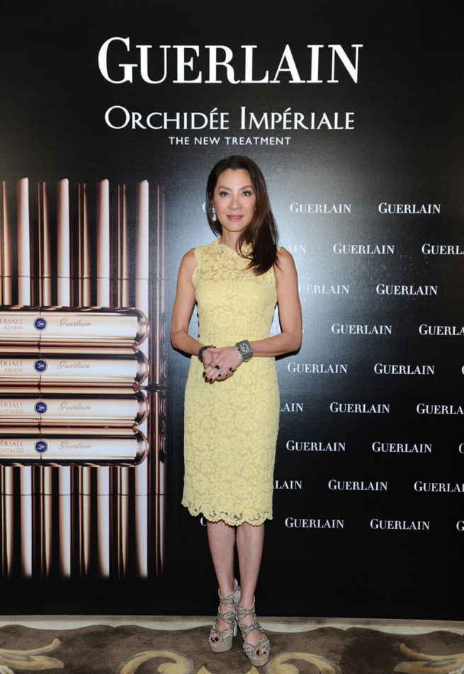 58岁杨紫琼酷毙了,穿睡衣踩10cm砖头帅气,不愧是功夫女神