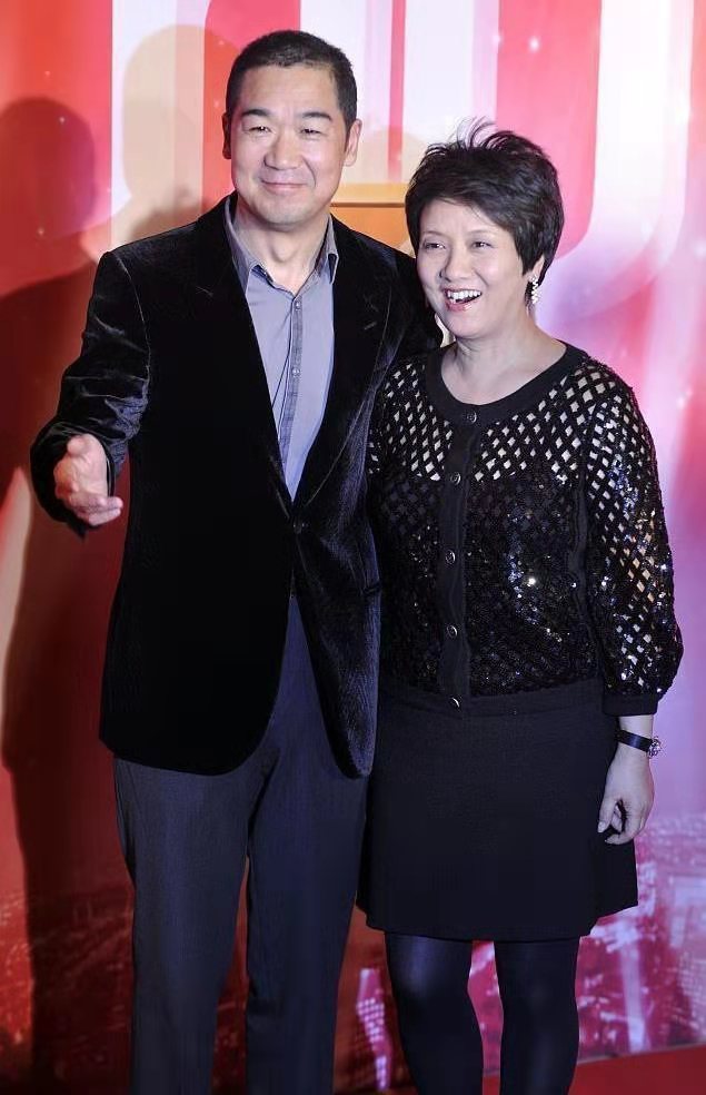 63岁邓婕随张国立亮相,穿黑裙风韵犹存,紧搂老公小鸟依人