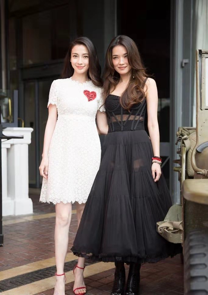 舒淇与baby同是168身高,一个穿黑,一个穿白,气质差距大