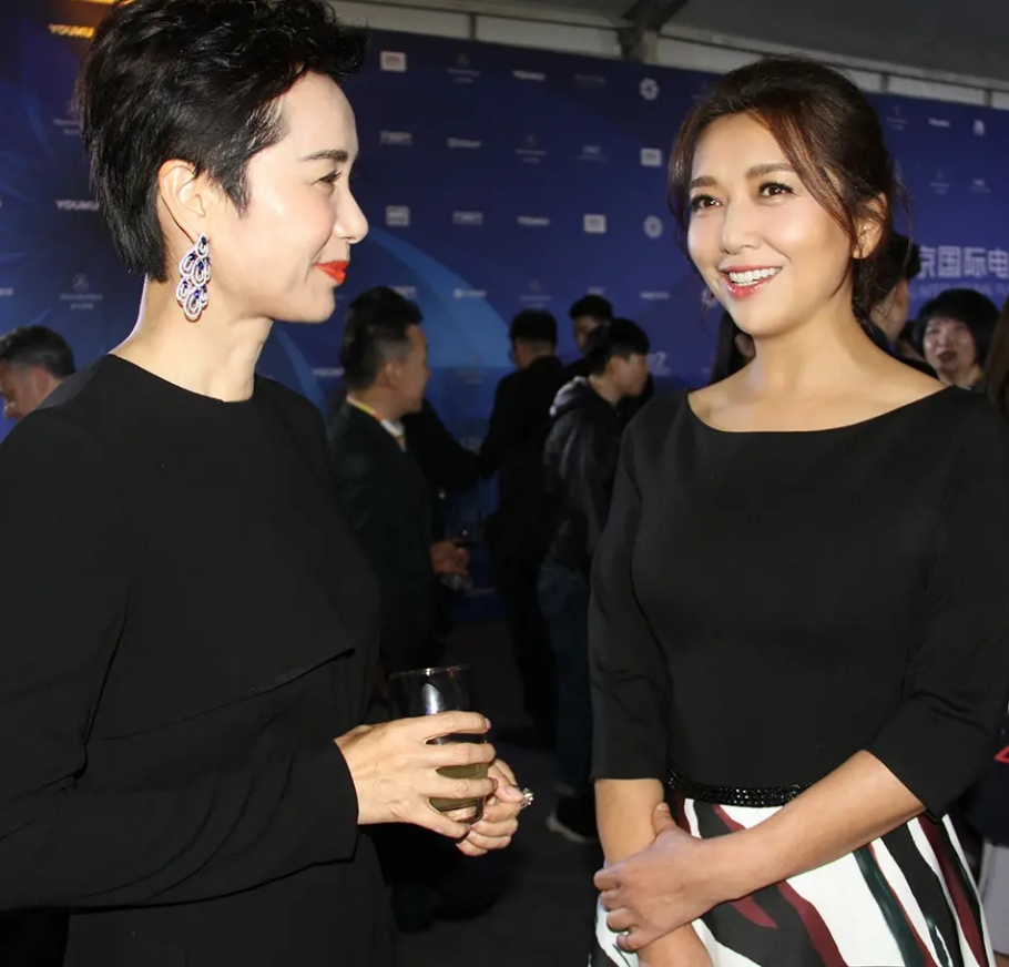 蒋雯丽与166cm江珊同框,都穿黑色上衣,见识到了优雅与美艳