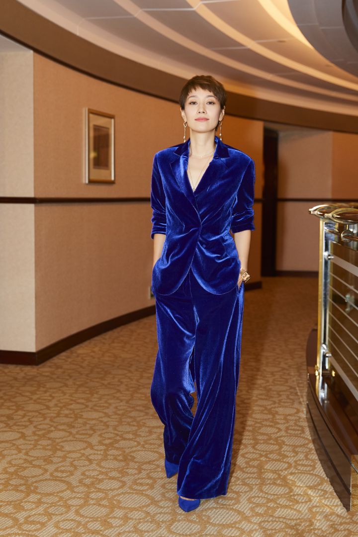 马伊琍的时尚好前卫,挑战睡衣风衣品让人服气,成2021流行款