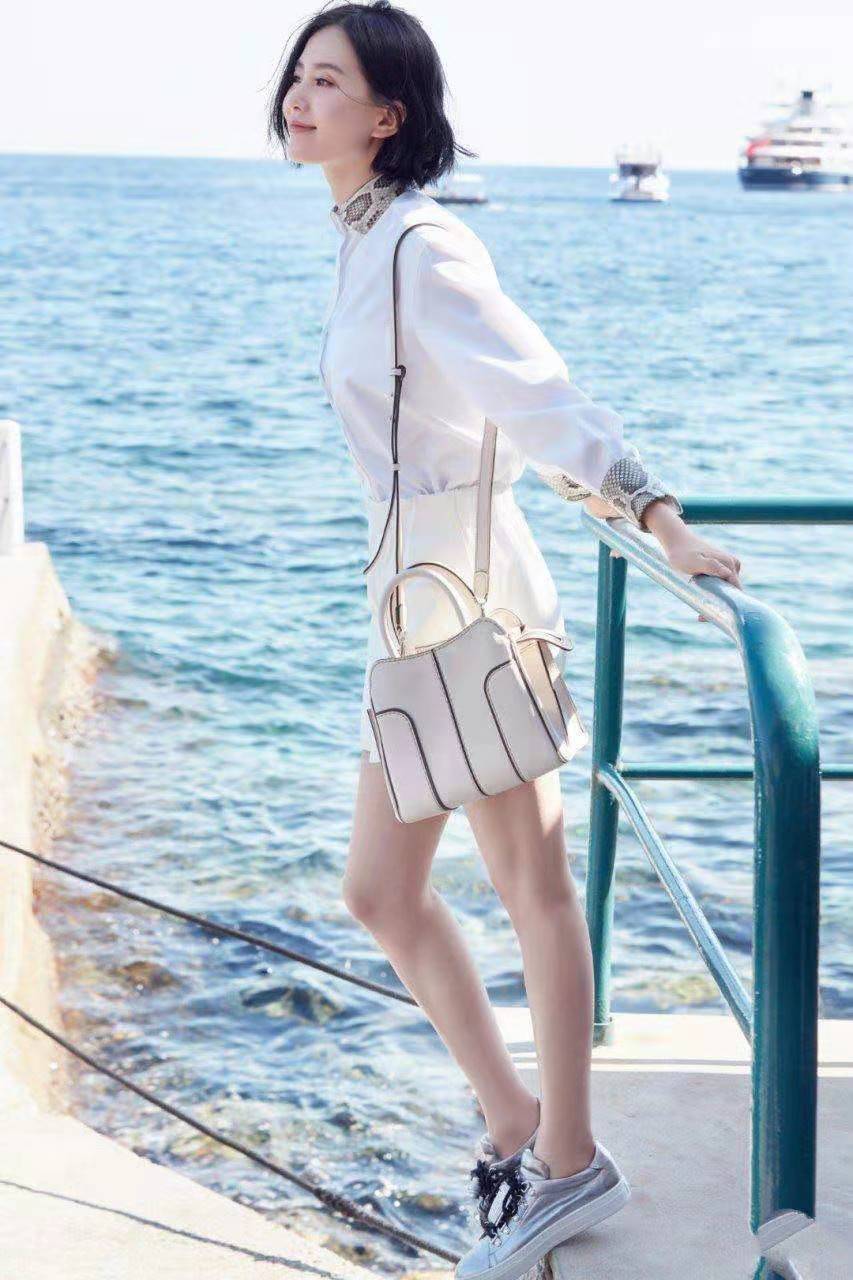 刘诗诗晒海边吹风美照小清新穿搭如甜美少女让人眼前一亮