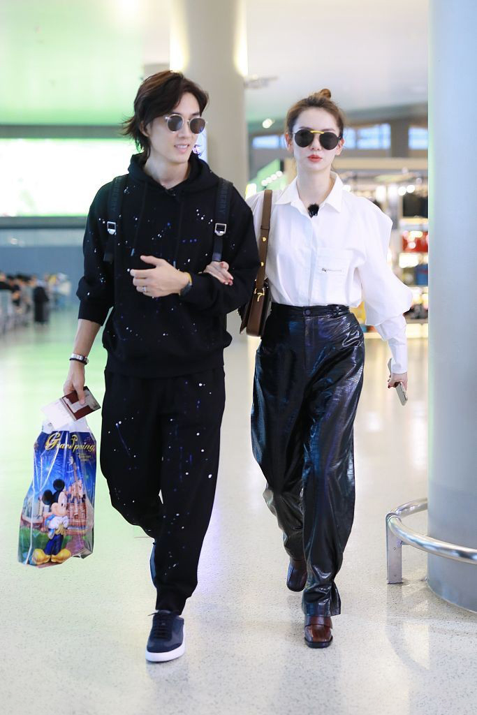 戚薇夫妇帅气亮相机场,穿白衬衫配黑皮裤,同框李承铉满眼都是爱