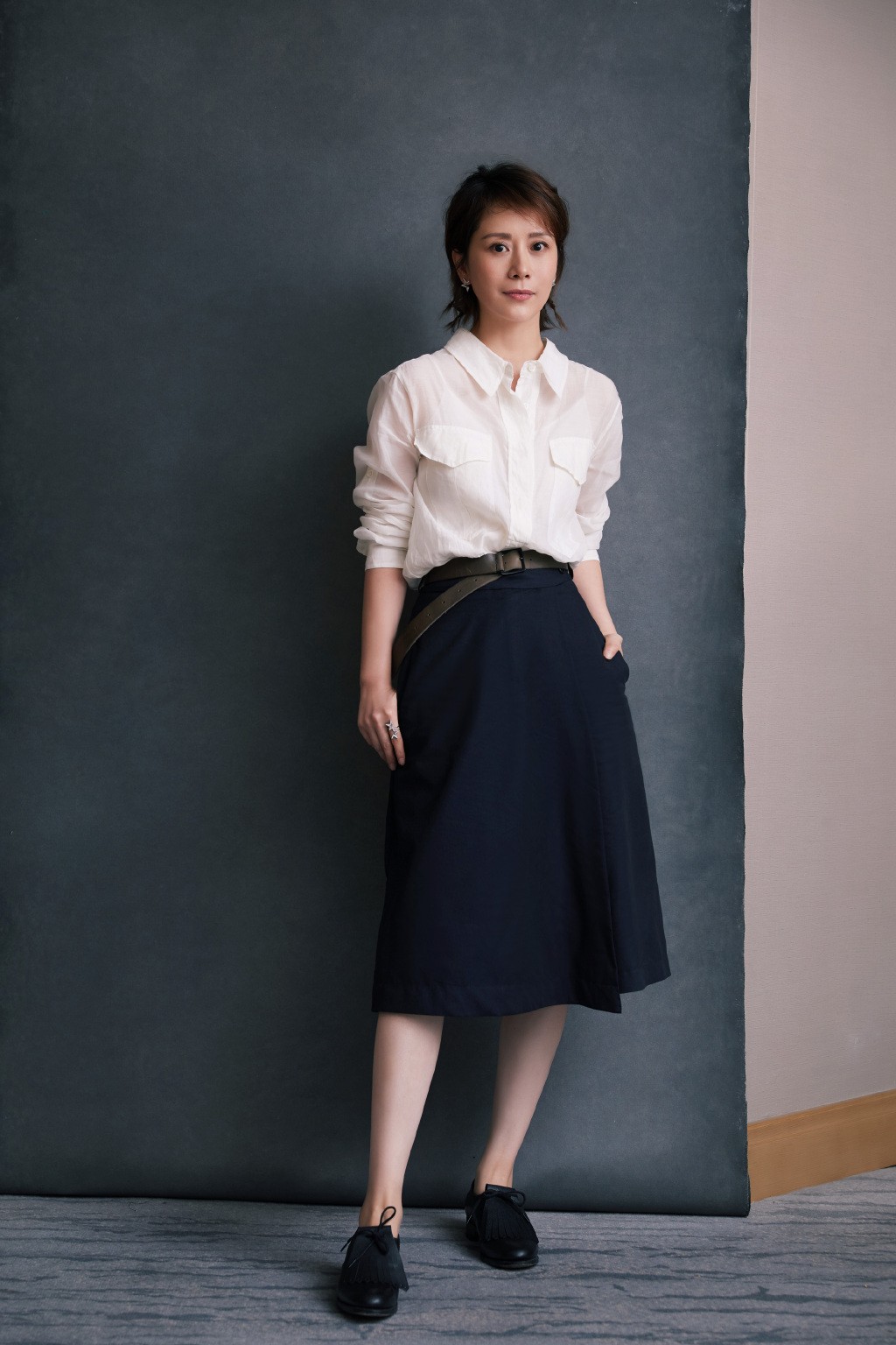 44岁海清田园生活照,穿白衬衫扎马尾美如画,行走郊外清新淡雅