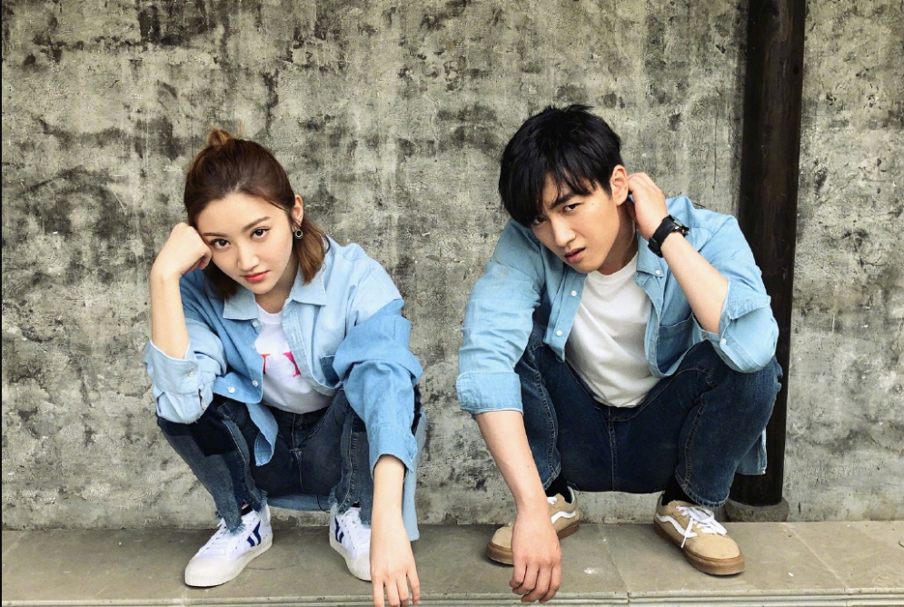 景甜与33岁陈晓罕见同框年仅差1岁穿牛仔情侣装cp感十足