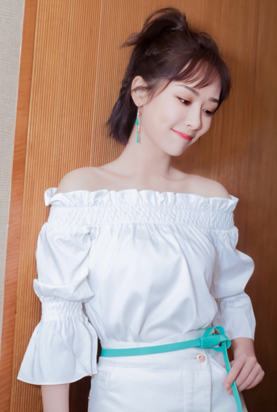 被杨紫惊艳到了,穿粉色v领长裙曲线迷人,网友:人比花娇