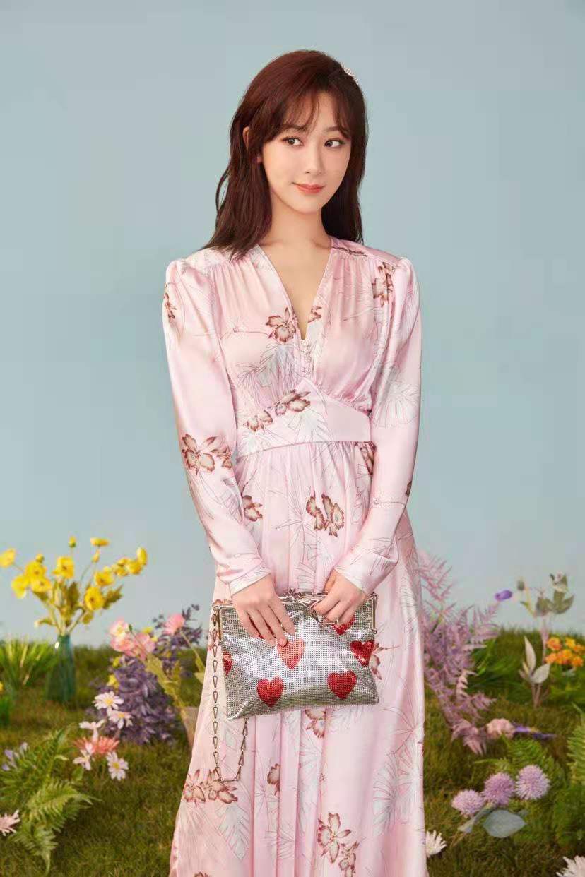 被杨紫惊艳到了,穿粉色v领长裙曲线迷人,网友:人比花娇